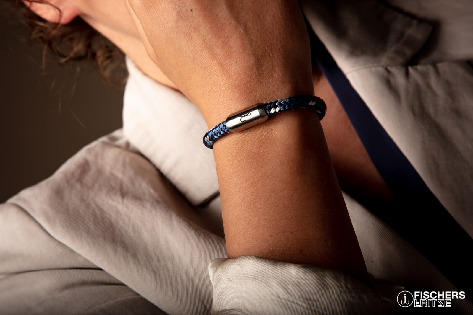 fischers-fritze-krabbe-erna-armband-pastellblau-marineblau-weiss-6-mm-segeltau image 2
