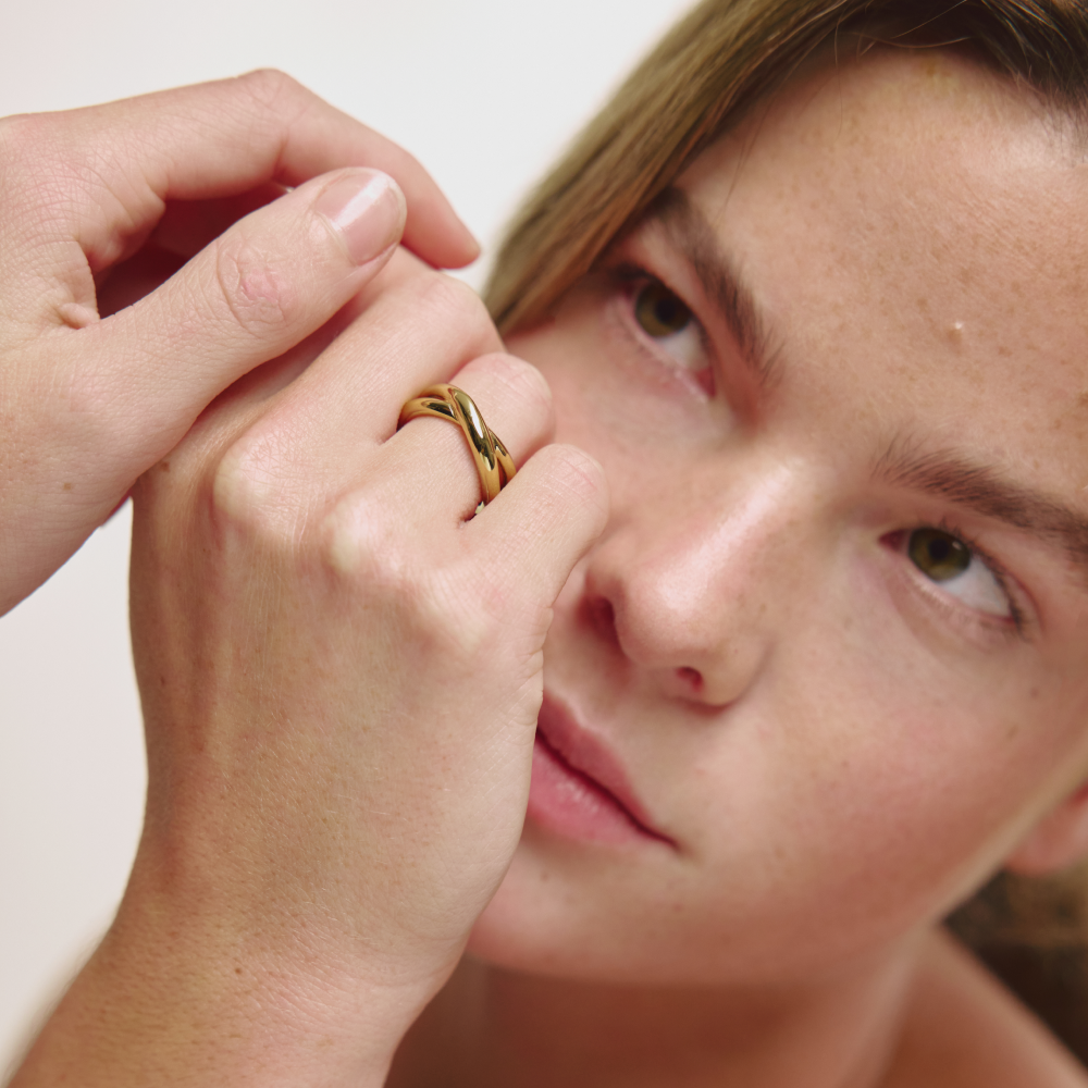 paul-hewitt-waves-twisted-ring-gold image 3