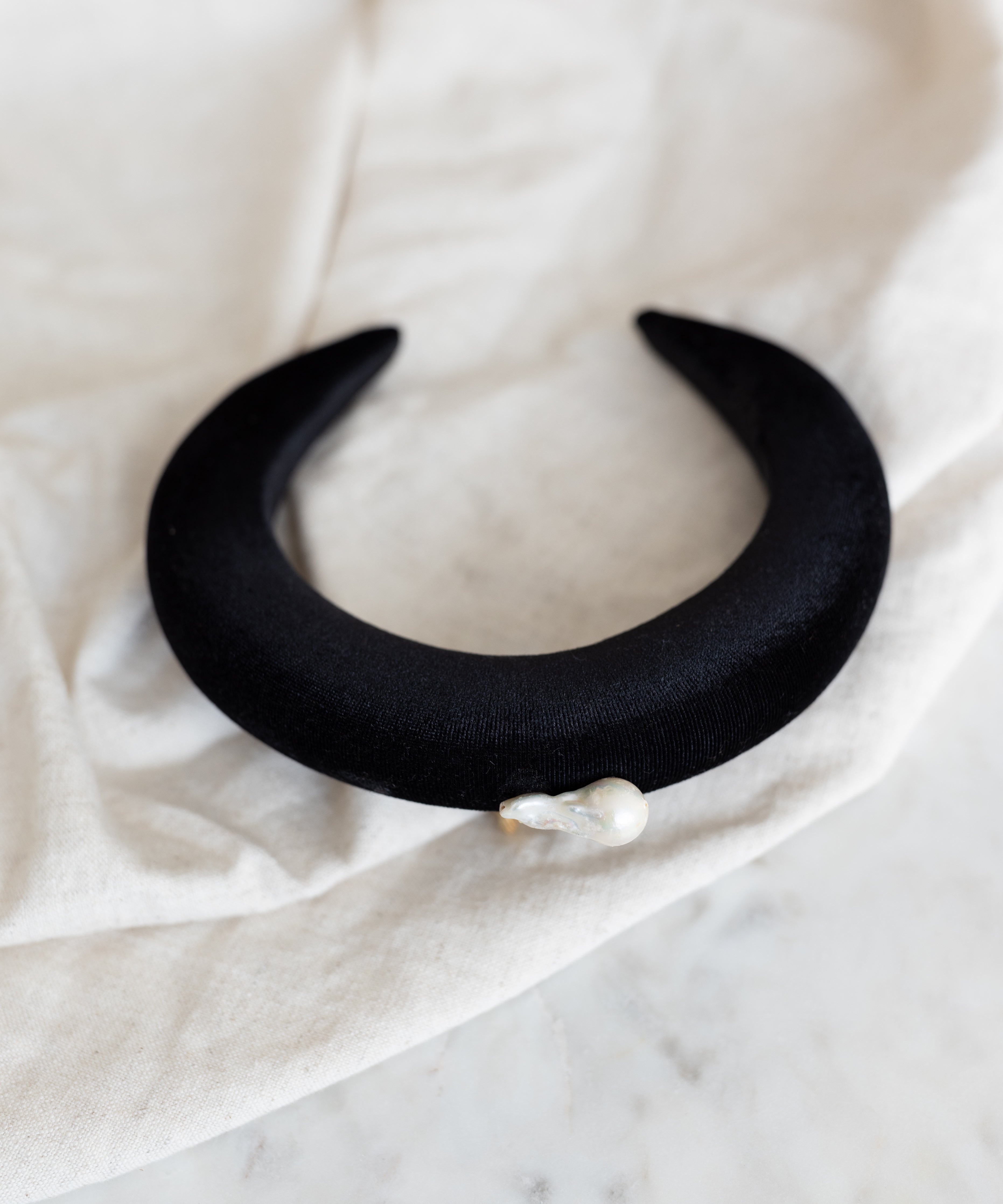 wald-berlin-baroque-pearl-black-headband-samt-haarreif-schwarz-sample-sale image 4