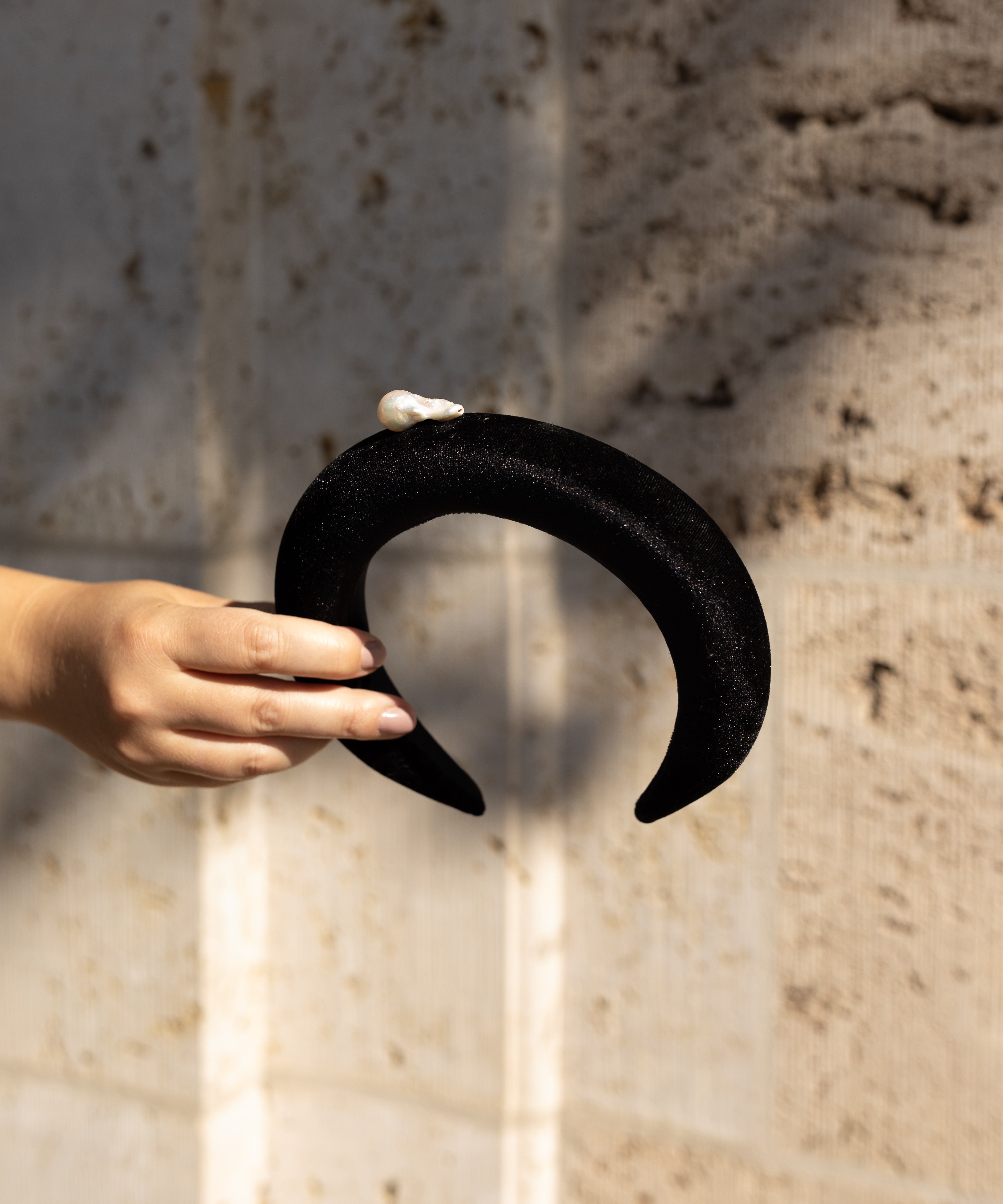 wald-berlin-baroque-pearl-black-headband-samt-haarreif-schwarz-sample-sale image 2
