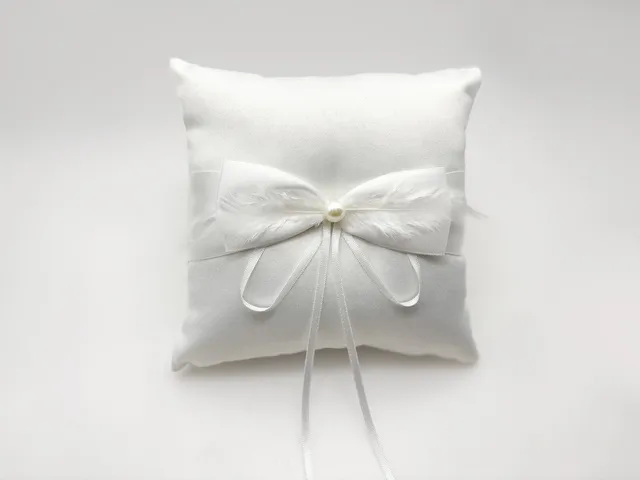 engelsrufer-ringkissen-love-stories-cremewei-satin-15x15-cm image 1