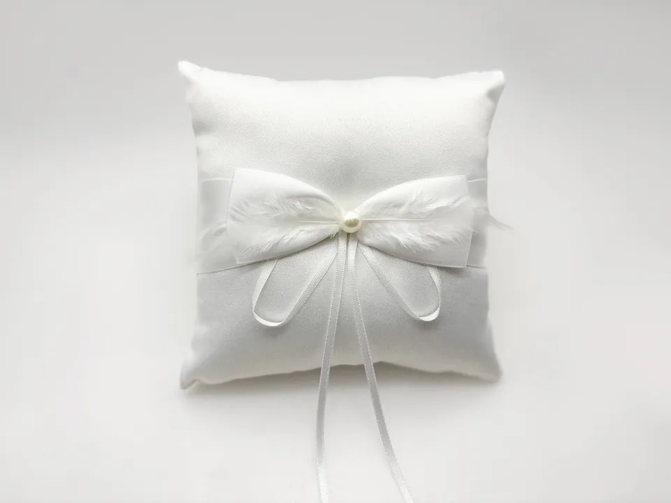 engelsrufer-ringkissen-love-stories-cremewei-satin-15x15-cm image 1