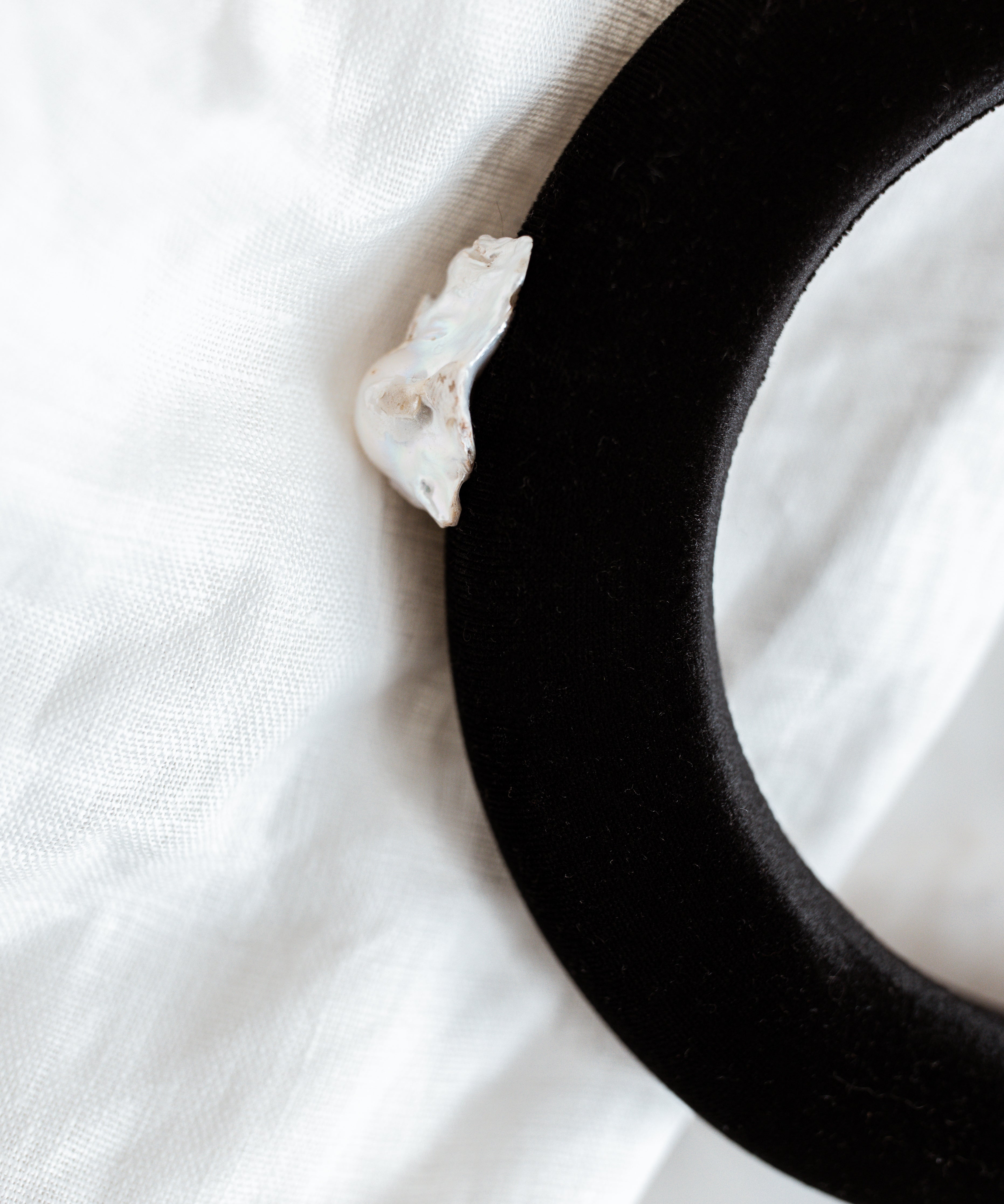 wald-berlin-baroque-pearl-black-headband-samt-haarreif-schwarz-sample-sale image 1