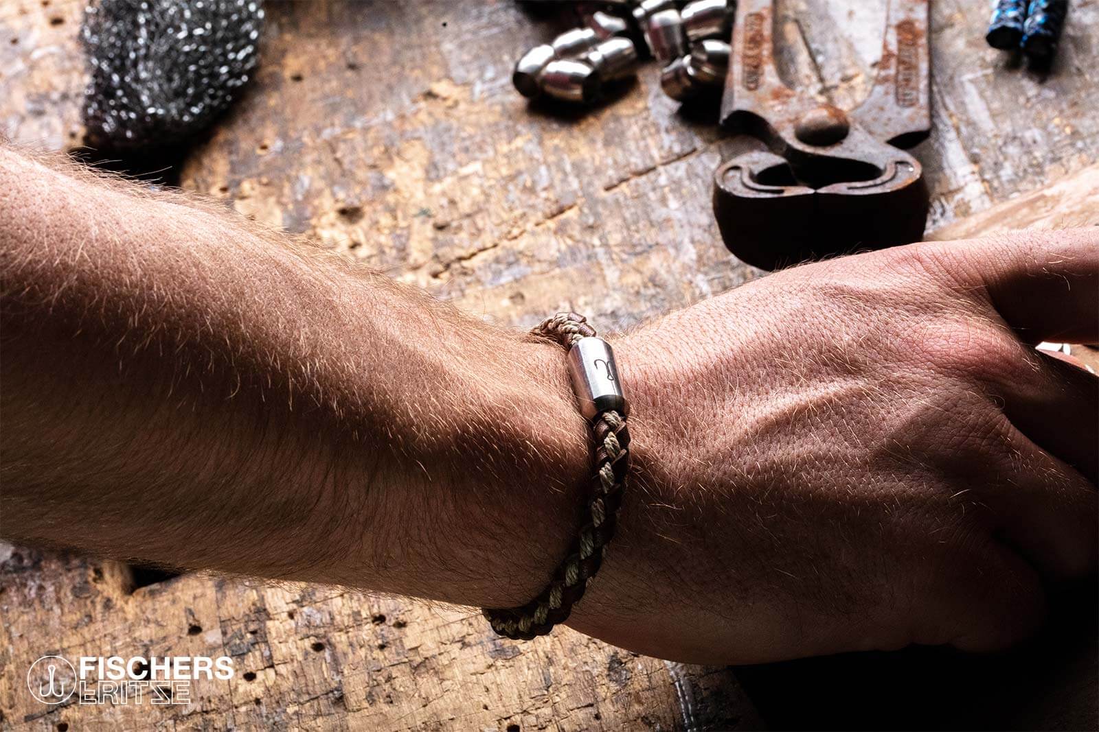 fischers-fritze-krabbe-fenja-lederarmband-braun-natur-geflochten-6mm image 3