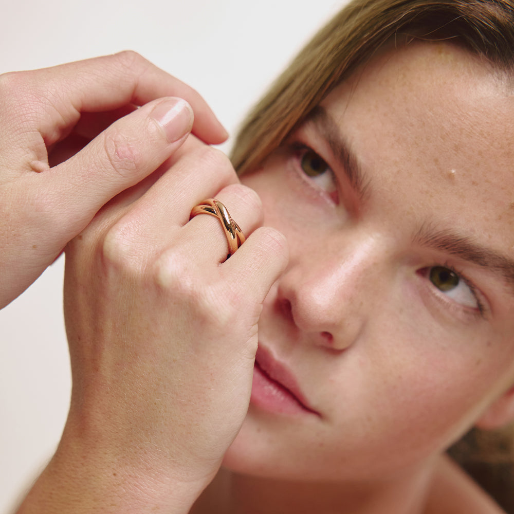 paul-hewitt-waves-twisted-ring-ros-gold image 2