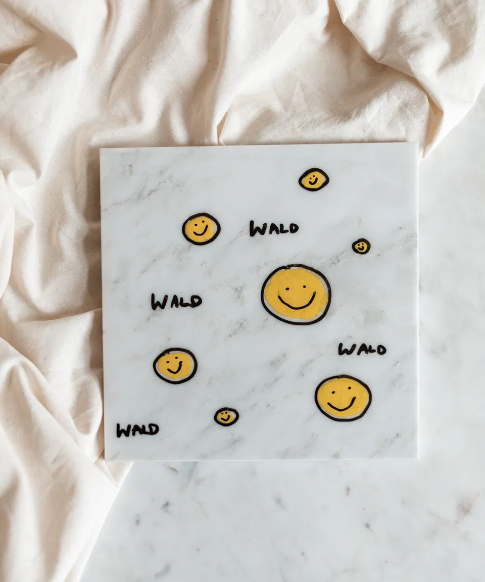 wald-berlin-smilie-dude-marble-art-piece-handbemaltes-marmor-schmuckdisplay image 1
