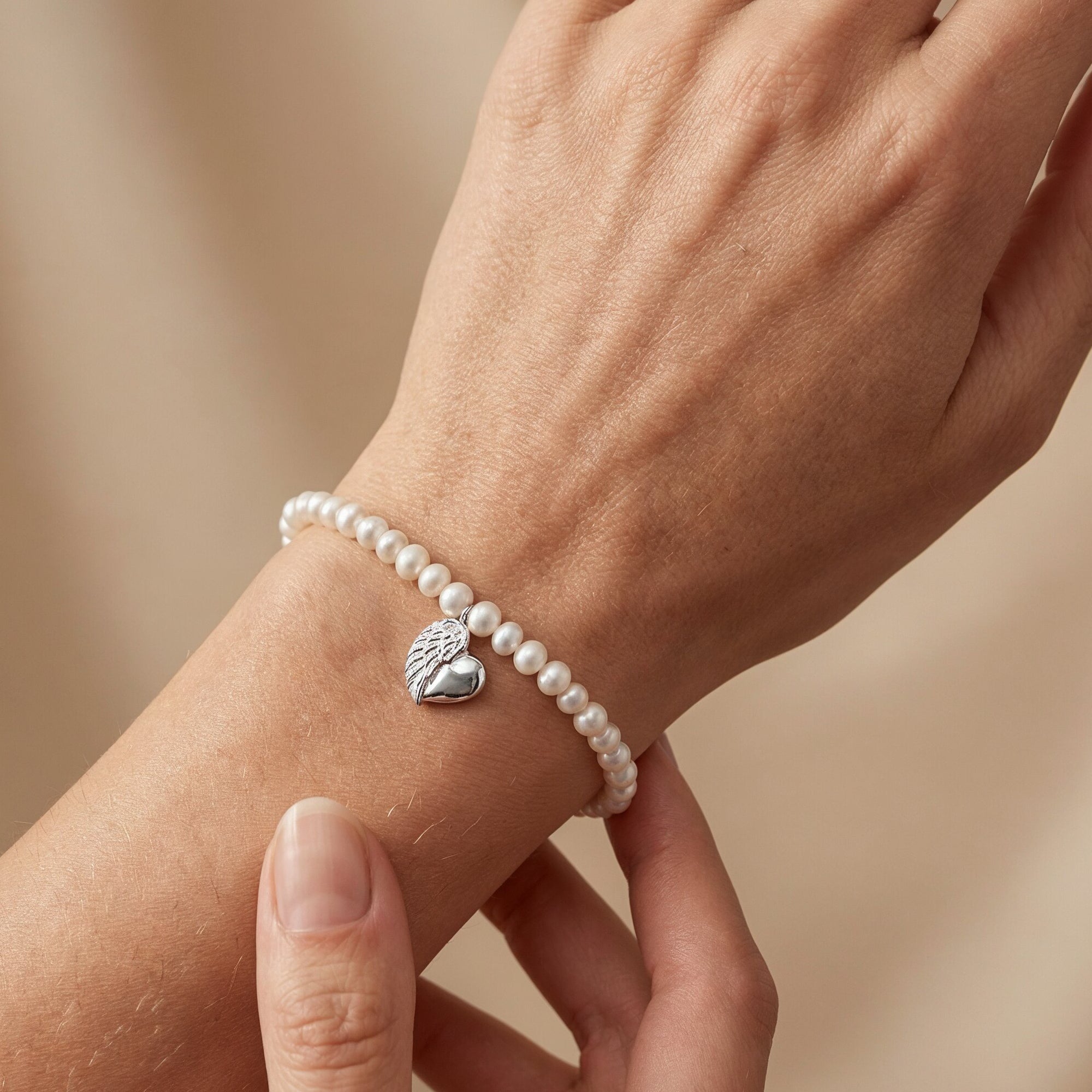 engelsrufer-rituals-of-love-armband-925er-silber-herzfl-gel-mit-s-wasserperlen image 3