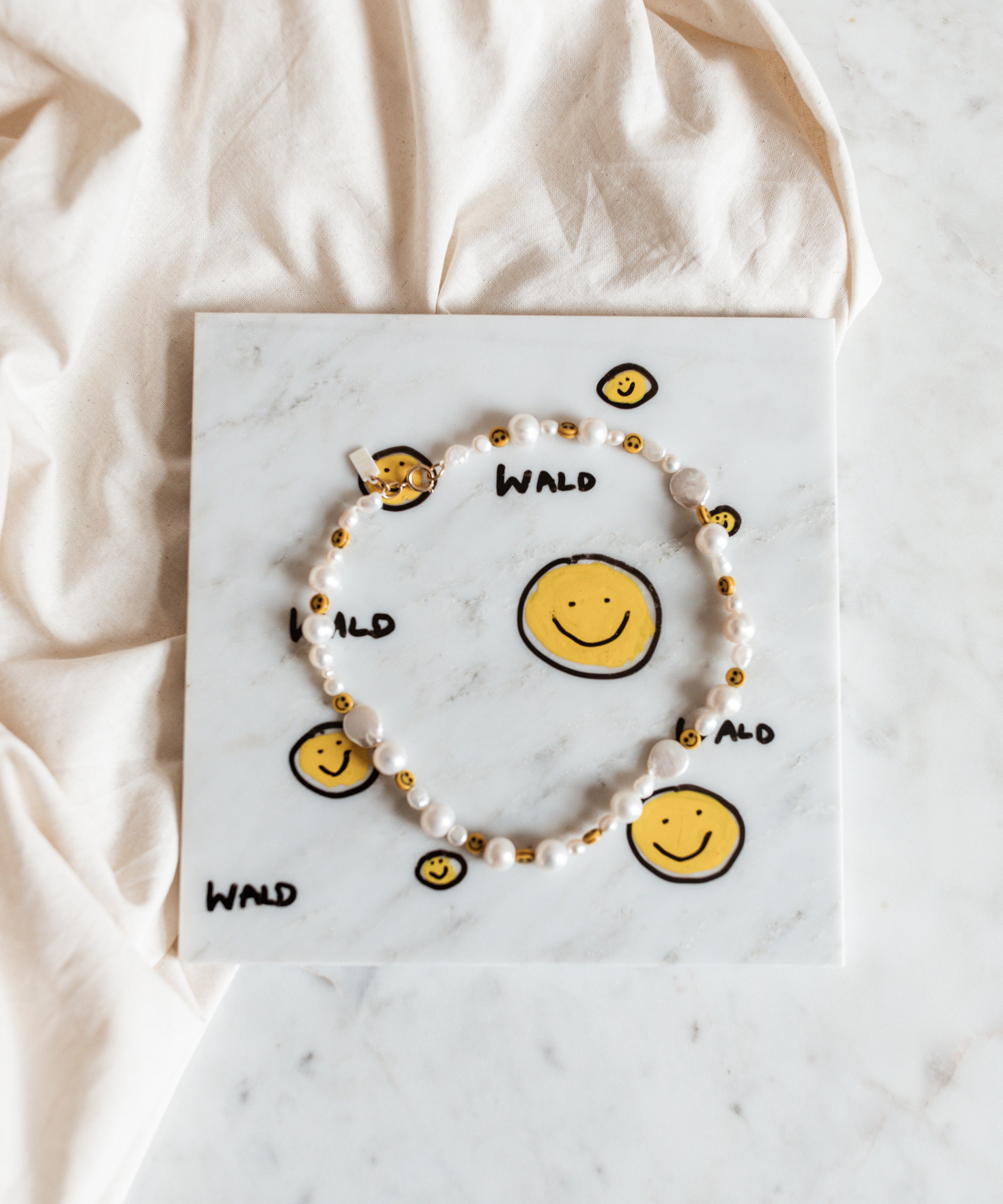 wald-berlin-smilie-dude-marble-art-piece-handbemaltes-marmor-schmuckdisplay image 2