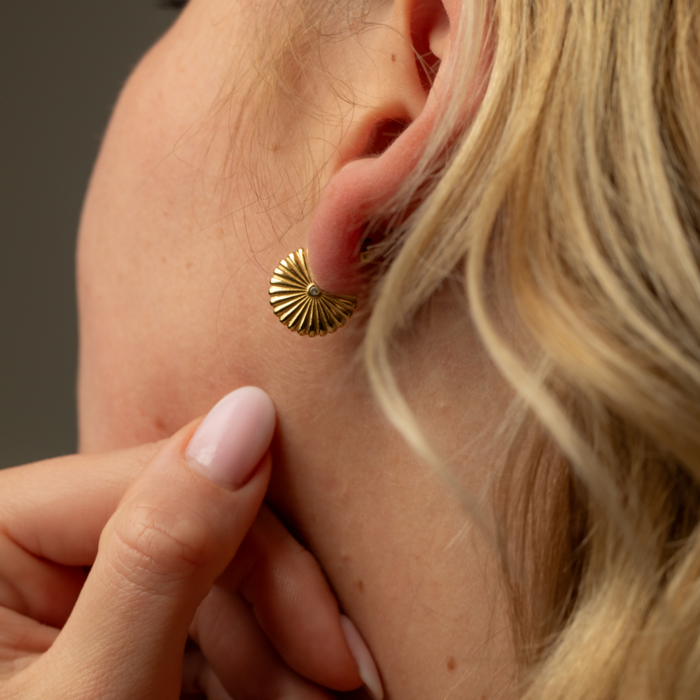 paul-hewitt-scallop-ohrstecker-gold image 2