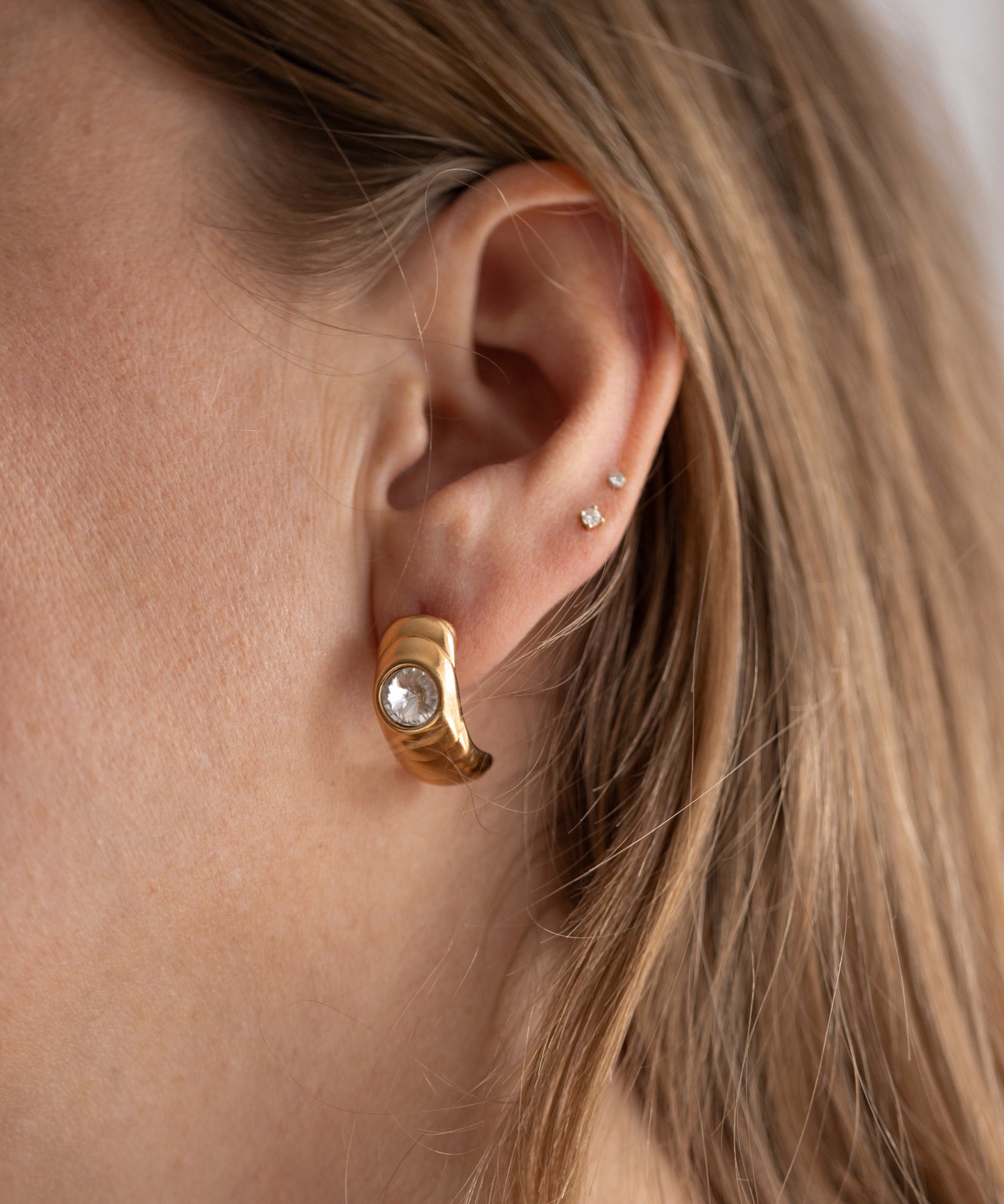 wald-berlin-isla-bonita-ready-or-not-creolen-80s-gold-ohrringe-mit-swarovski-ste image 2