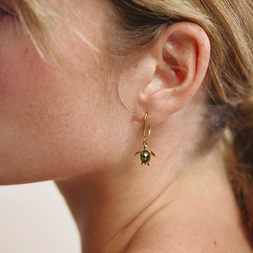 paul-hewitt-turtle-hoops-ohrring-gold image 3