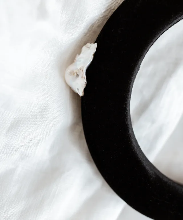 wald-berlin-baroque-pearl-black-headband-samt-haarreif-schwarz-sample-sale image 1