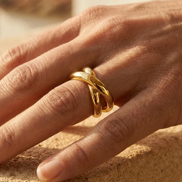 paul-hewitt-waves-twisted-ring-gold image 1