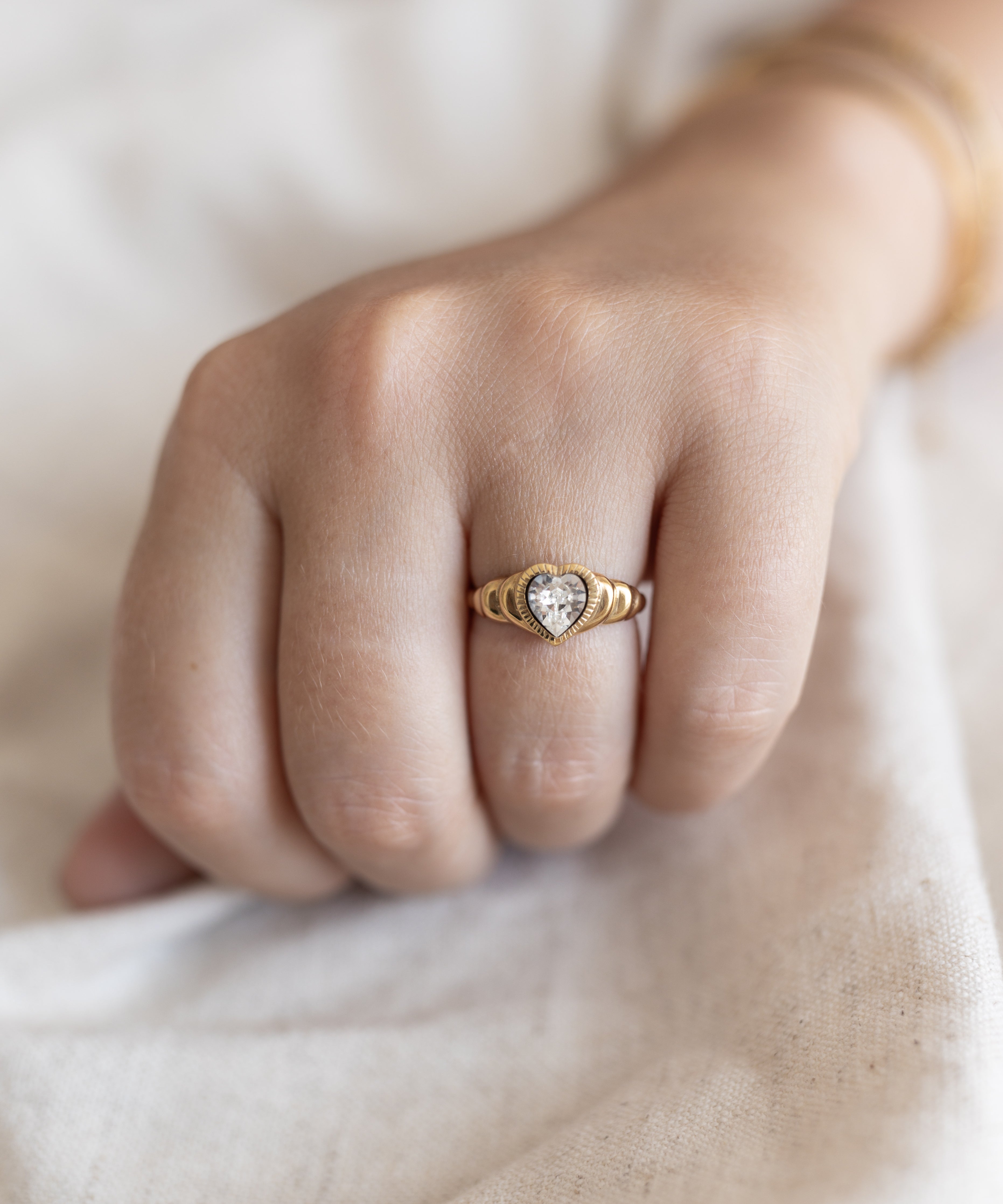 wald-berlin-be-my-lover-ring-mini-23-karat-gold-vermeil-gr-eu-52-54 image 2