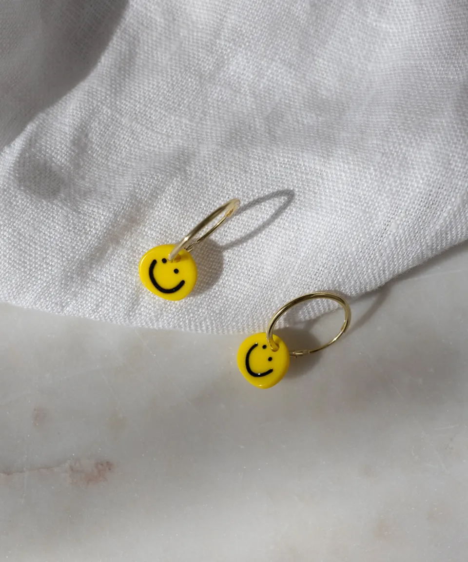 wald-berlin-smilie-yellow-ohrringe-18k-vergoldete-creolen-mit-gelbem-smiley-anh- image 1